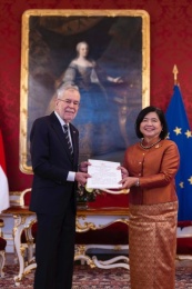 <strong>Read more about</strong><br />นางสาวภัทรัตน์ หงษ์ทอง เอกอัครราชทูต ณ กรุงเวียนนา  ยื่นพระราชสาส์นตราตั้งต่อประธานาธิบดีแห่งสาธารณรัฐออสเตรีย นางสาวภัทรัตน์ หงษ์ทอง เอกอัครราชทูต ณ กรุงเวียนนา  ยื่นพระราชสาส์นตราตั้งต่อประธานาธิบดีแห่งสาธารณรัฐออสเตรีย