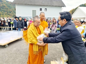 <strong>Read more about</strong><br />อัครราชทูตร่วมงานกฐินสามัคคี วัดพุทธธรรม เมืองกราซ อัครราชทูตร่วมงานกฐินสามัคคี วัดพุทธธรรม เมืองกราซ