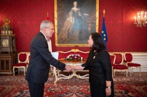 <strong>Read more about</strong><br />นางสาวมรกต ศรีสวัสดิ์ เอกอัครราชทูต ณ กรุงเวียนนา ยื่นพระราชสาส์นตราตั้งต่อประธานาธิบดีแห่งสาธารณรัฐออสเตรีย นางสาวมรกต ศรีสวัสดิ์ เอกอัครราชทูต ณ กรุงเวียนนา ยื่นพระราชสาส์นตราตั้งต่อประธานาธิบดีแห่งสาธารณรัฐออสเตรีย