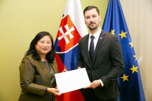 Ambassador Morakot Sriswasdi presented the copy of the Letters of Credence to Slovakia’s State Secretary Lukáš Parízek