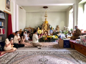 สถานเอกอัครราชทูต ณ กรุงเวียนนา เข้ากราบนมัสการพระสงฆ์ และถวายภัตตาหารและจตุปัจจัยไทยธรรมในโอกาสเทศกาลเข้าพรรษา พ.ศ. 2563 พร้อมทั้งส่งมอบงบประมาณสนับสนุนวัดไทยในต่างประเทศ